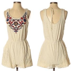 🆕🌟Xhiliration Crochet Embroidered
Sleeveless Romper